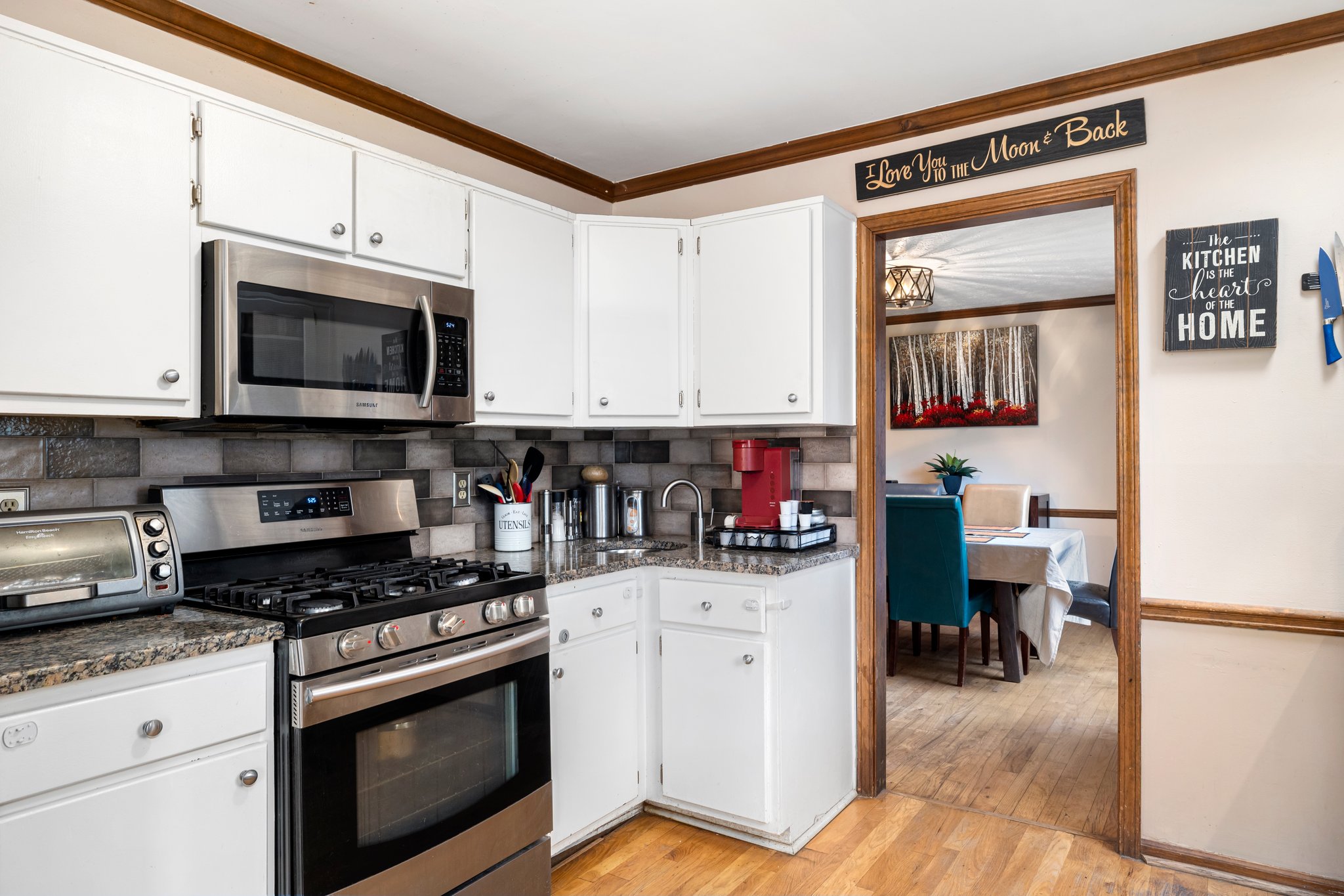 Gas range & stone counters!