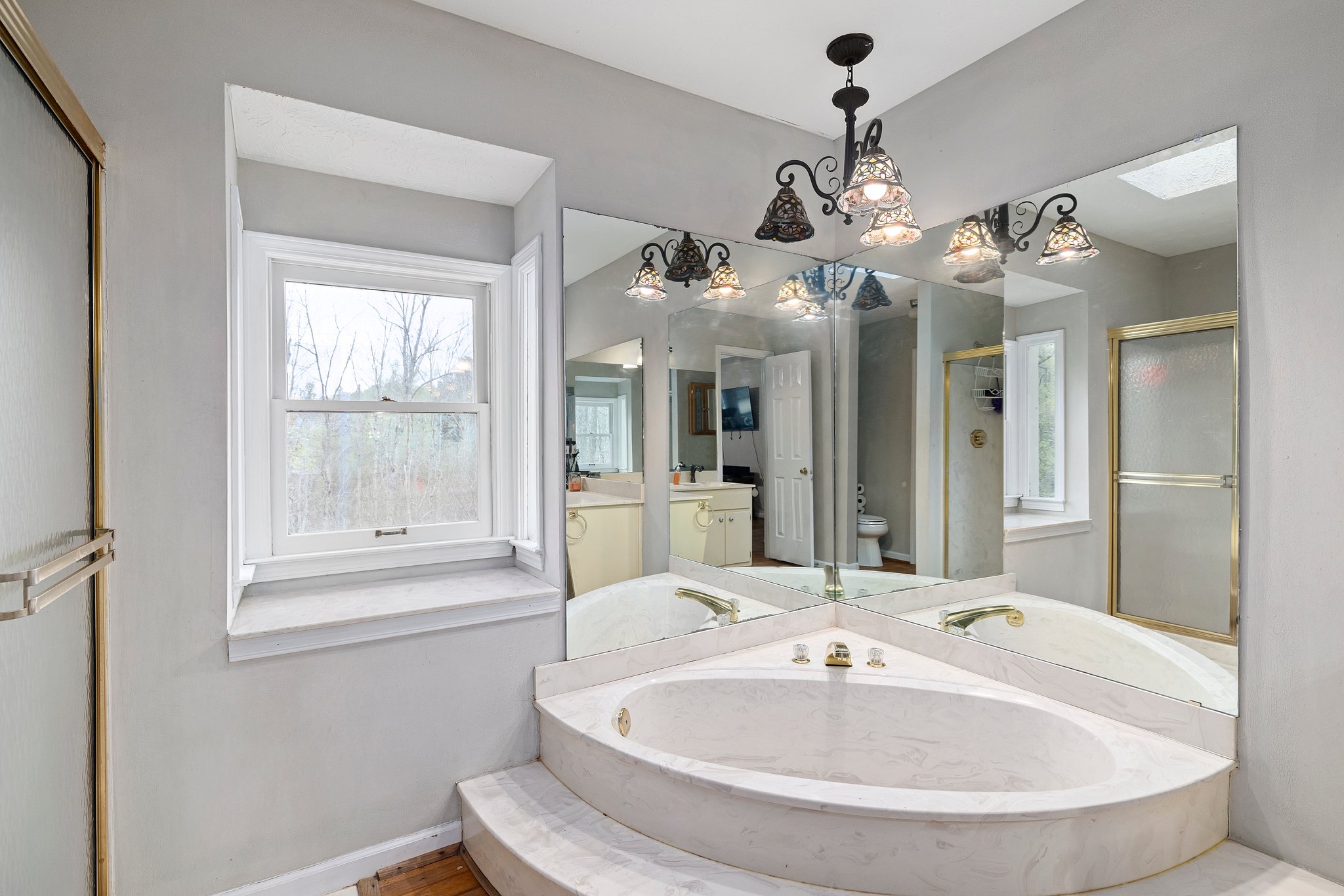 Soaking tub