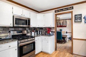 Gas range & stone counters!