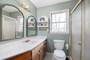Upstairs hallway full bathroom!