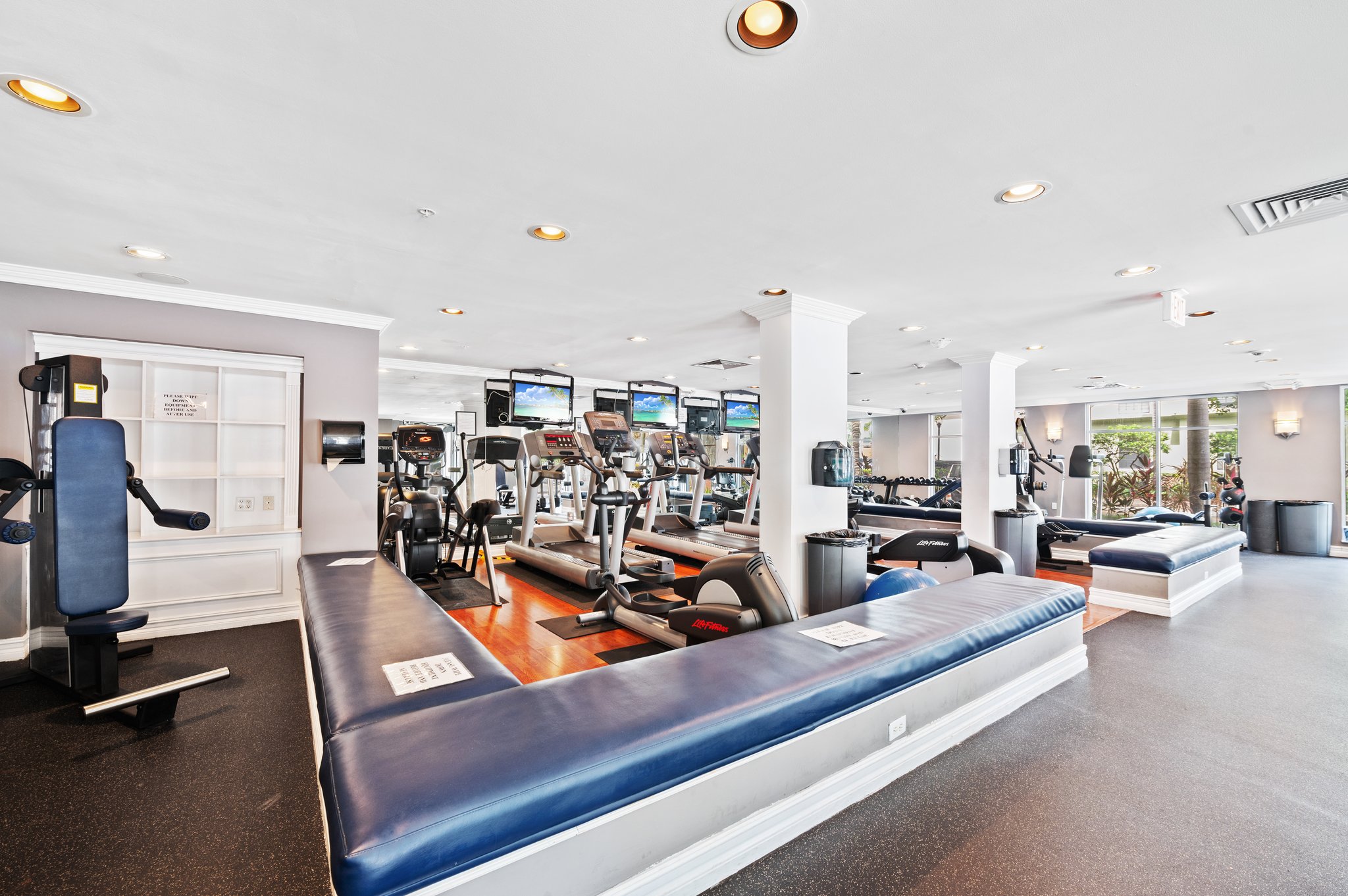 Your building 1900 features a wide variety of modern fitness equipment,