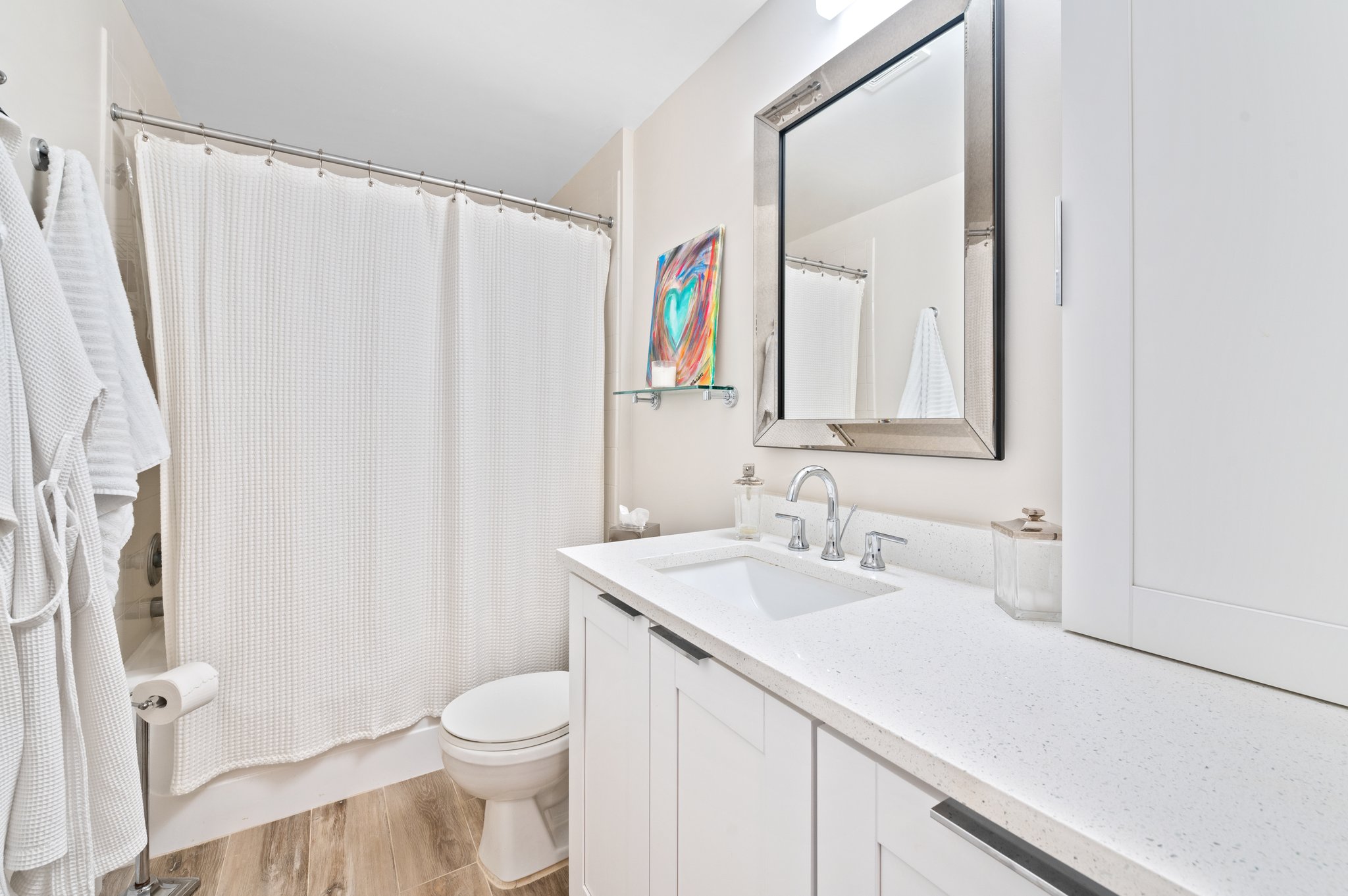 Upgraded bath, flooring & quartz vanity