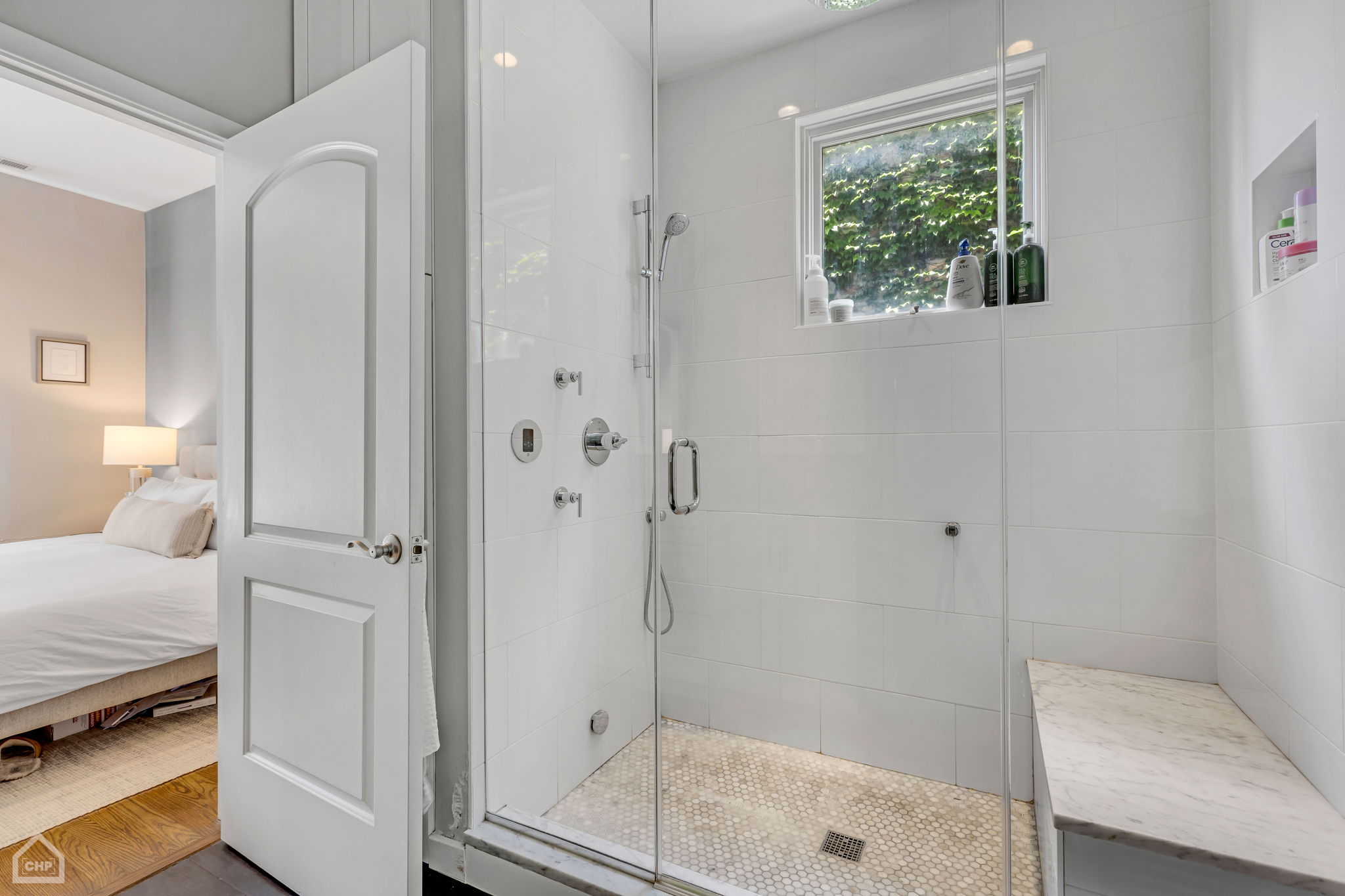 1901 W Division St 2S_010