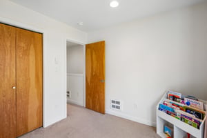 N Oakes St C-S0105-034.jpg