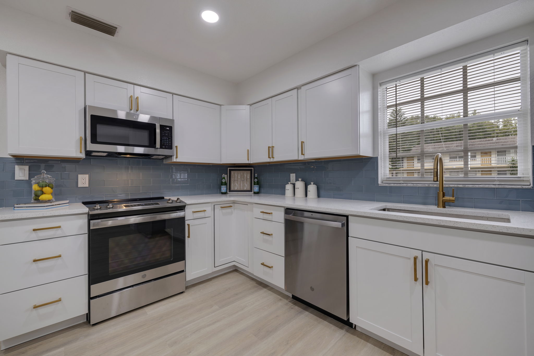 AB3_1904 Rainbow Dr-7