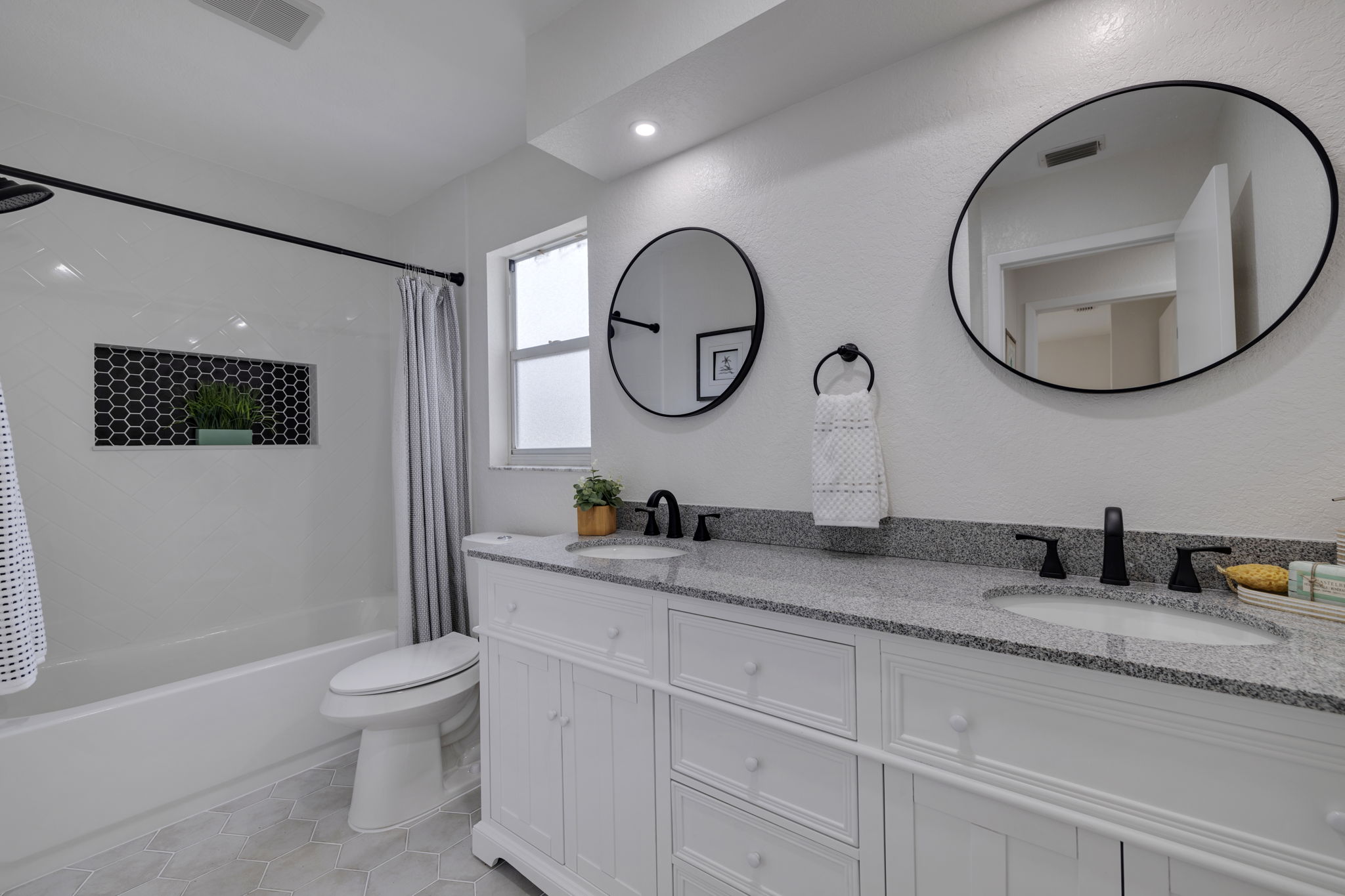 AB3_1904 Rainbow Dr-28