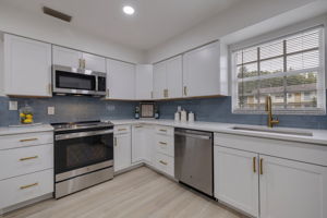 AB3_1904 Rainbow Dr-7