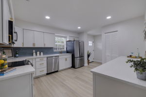 AB3_1904 Rainbow Dr-8