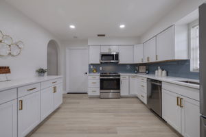 AB3_1904 Rainbow Dr-6