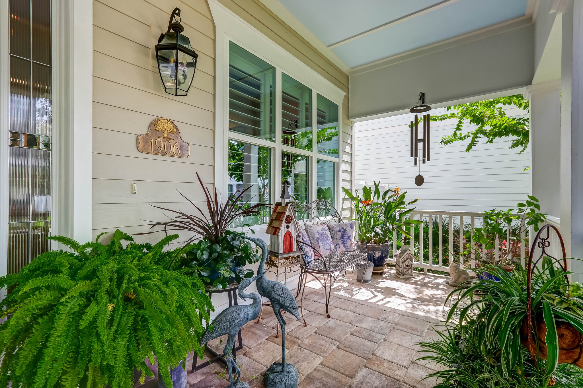 Front Porch/Entrance