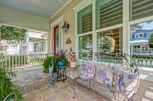 Front Porch/Entrance