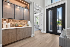 Foyer 1 of 3