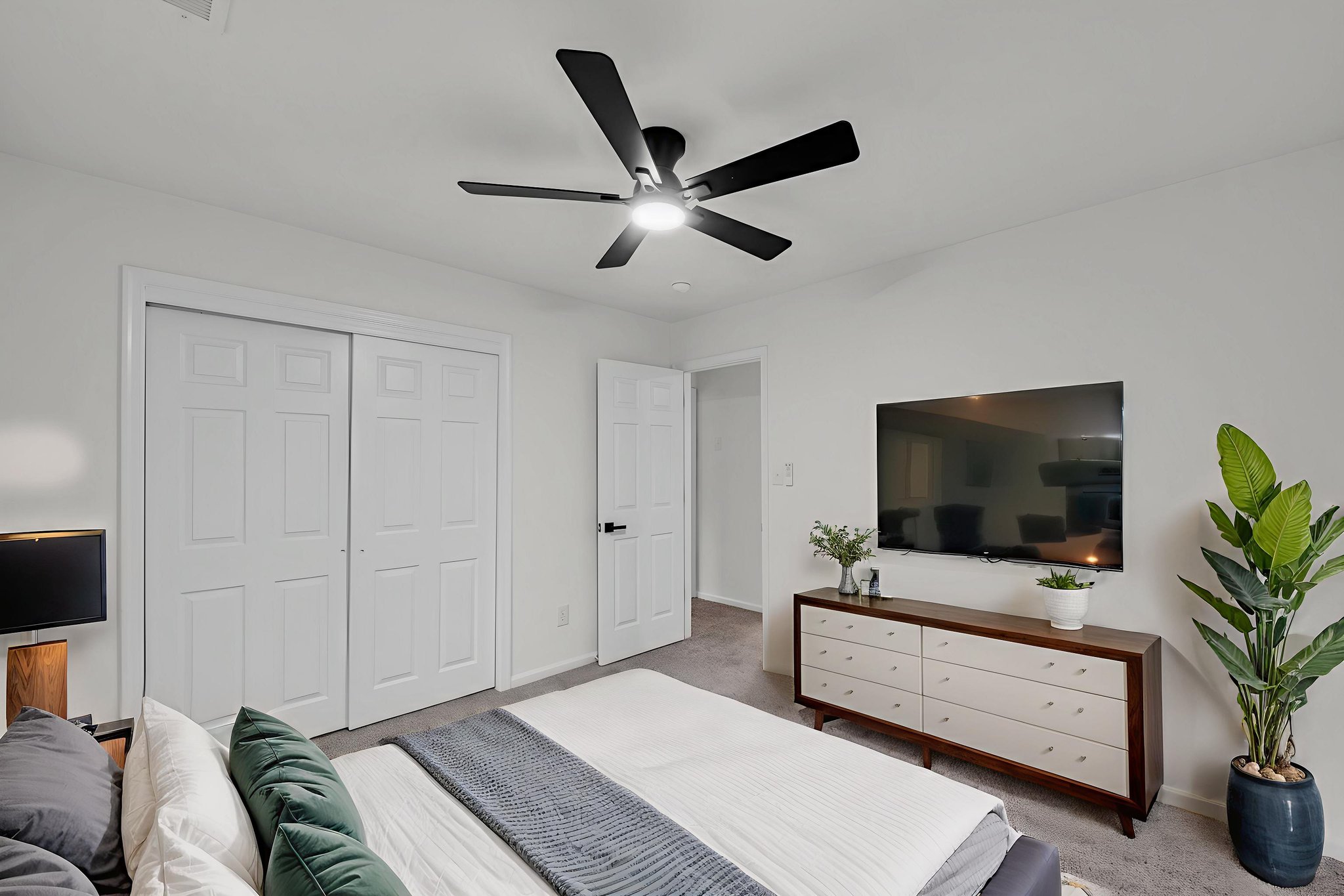 DSC_0008 virtually staged.jpeg