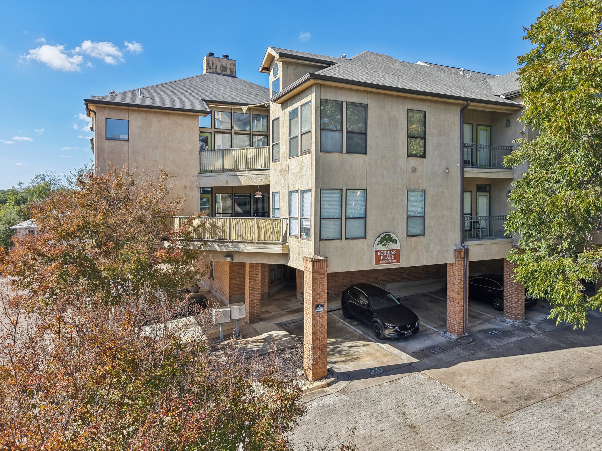 Robbins Pl 301-S1511-028.jpg