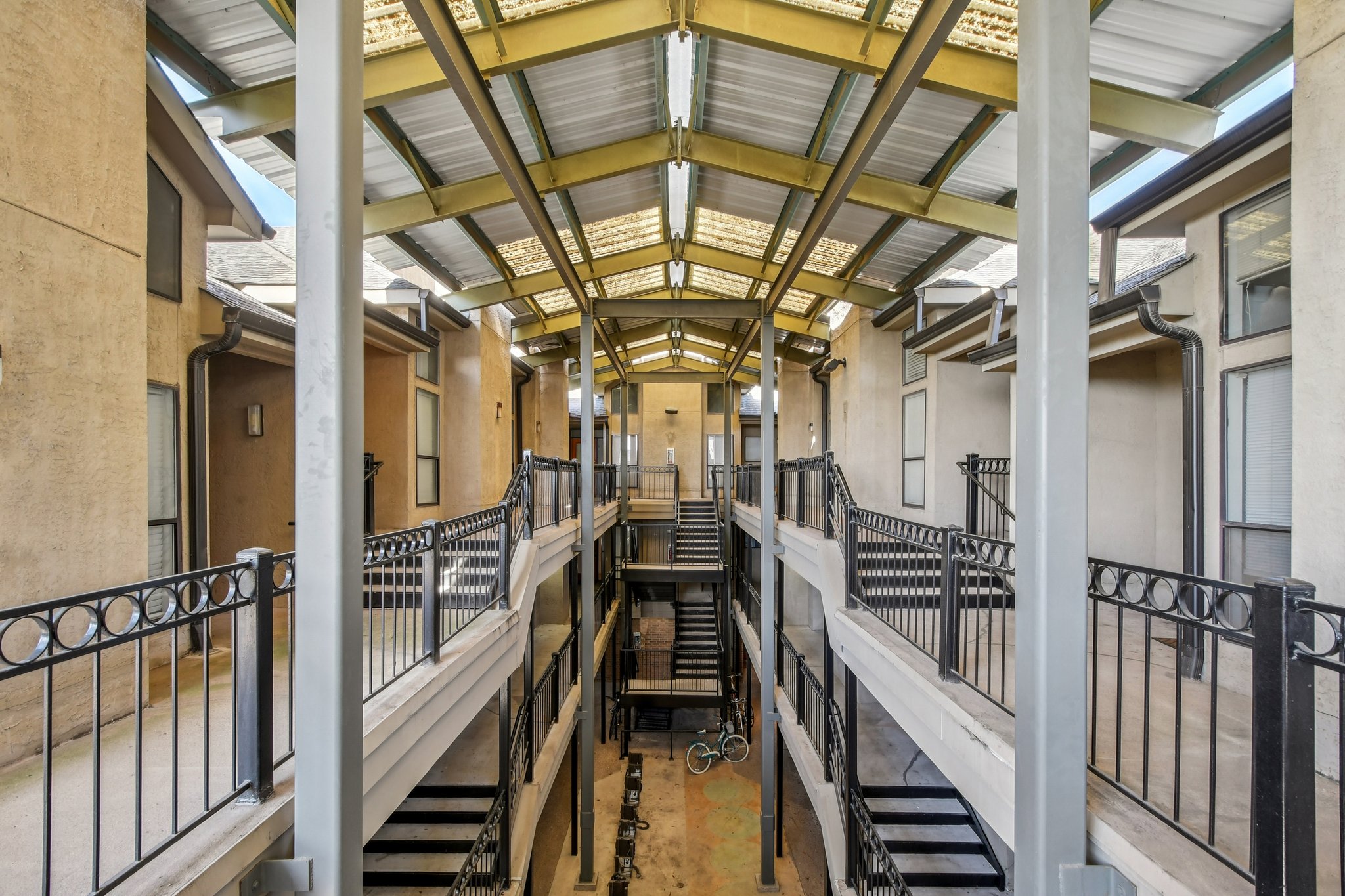 Robbins Pl 301-S1511-003.jpg