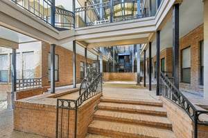 Robbins Pl 301-S1511-005.jpg