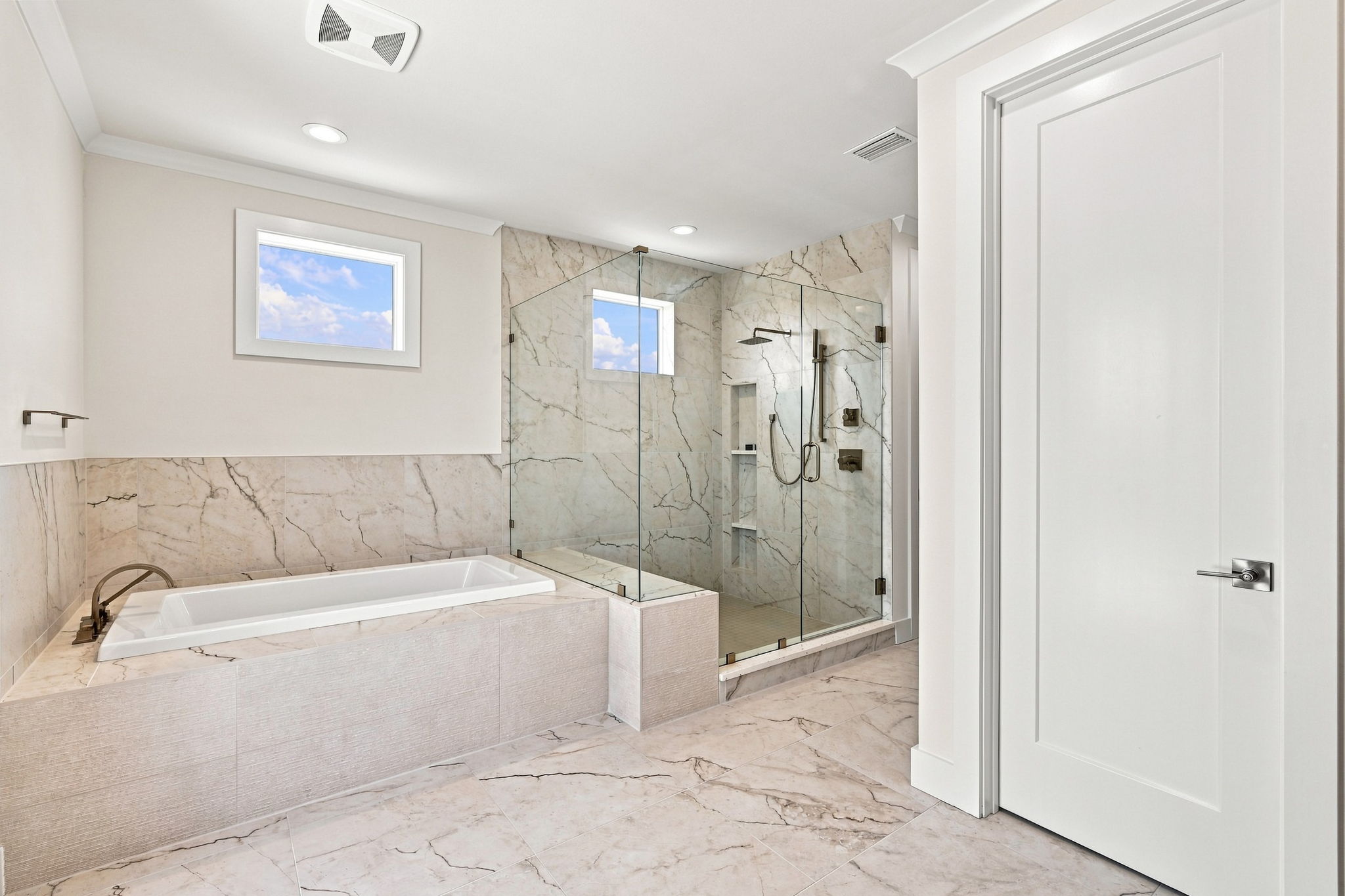 Upper Level Primary Bathroonm1c