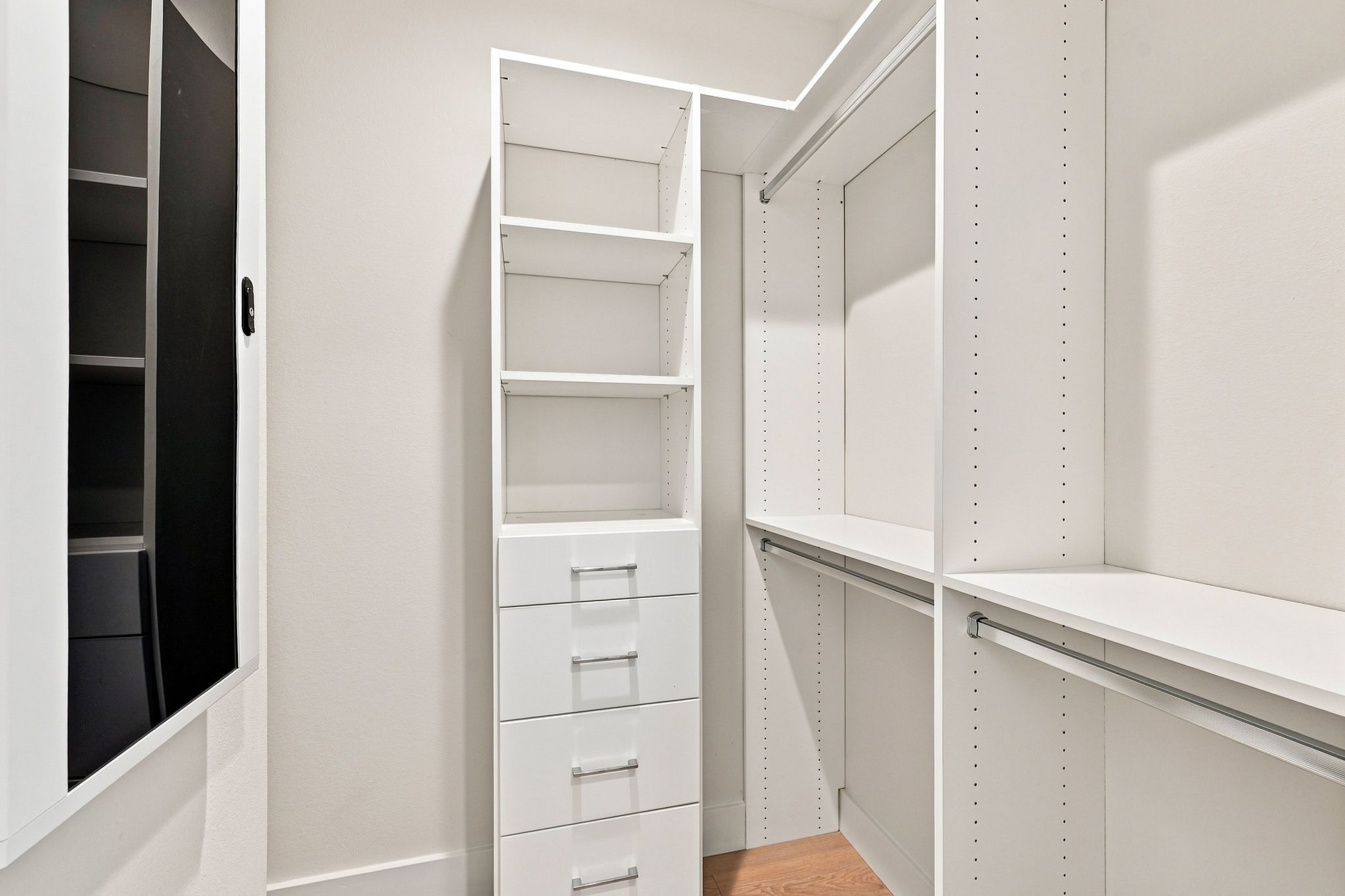 Upper Level Primary Bedroom Closet2