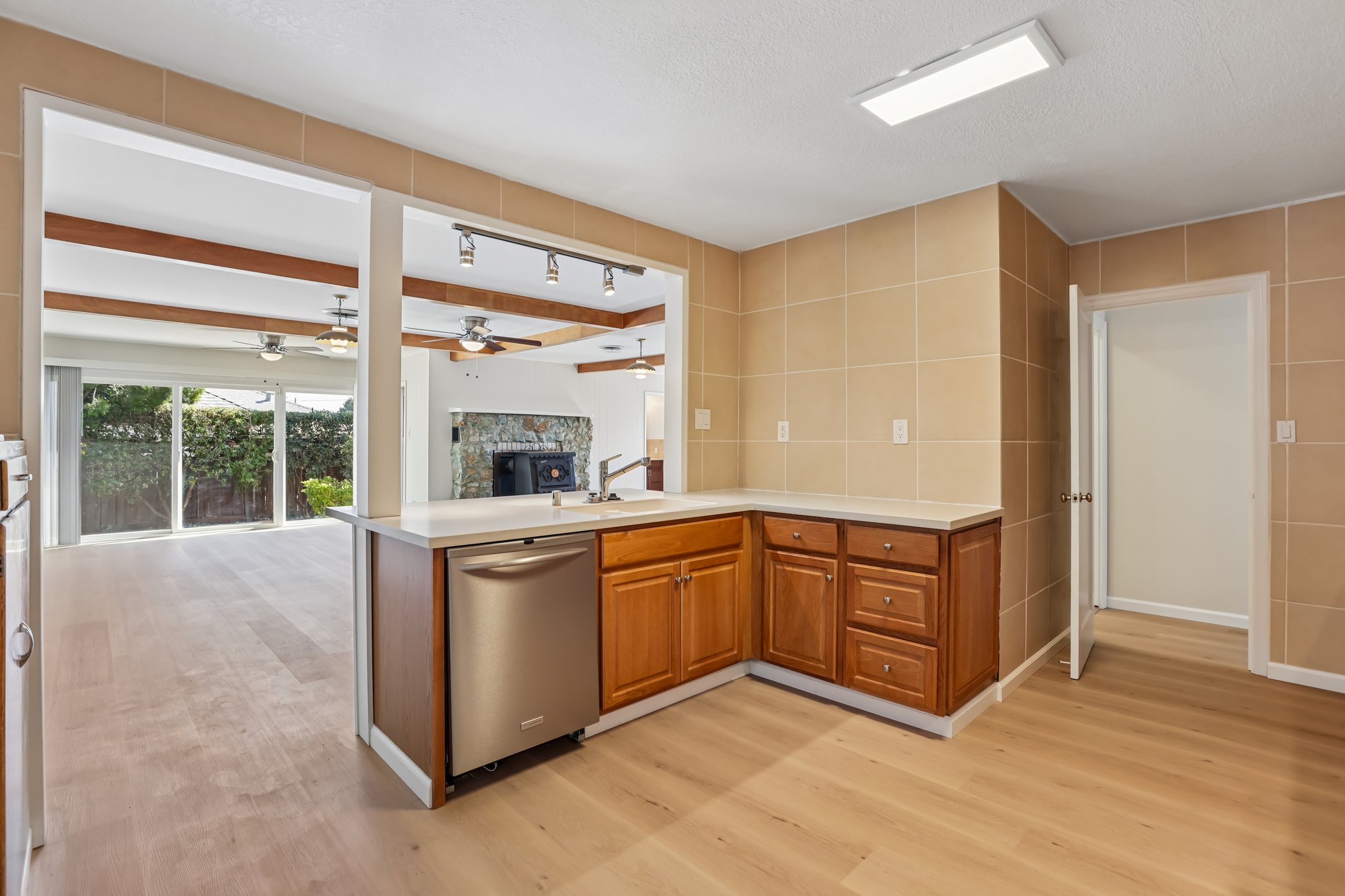  1911 Birch Ave-S0510-023.jpg