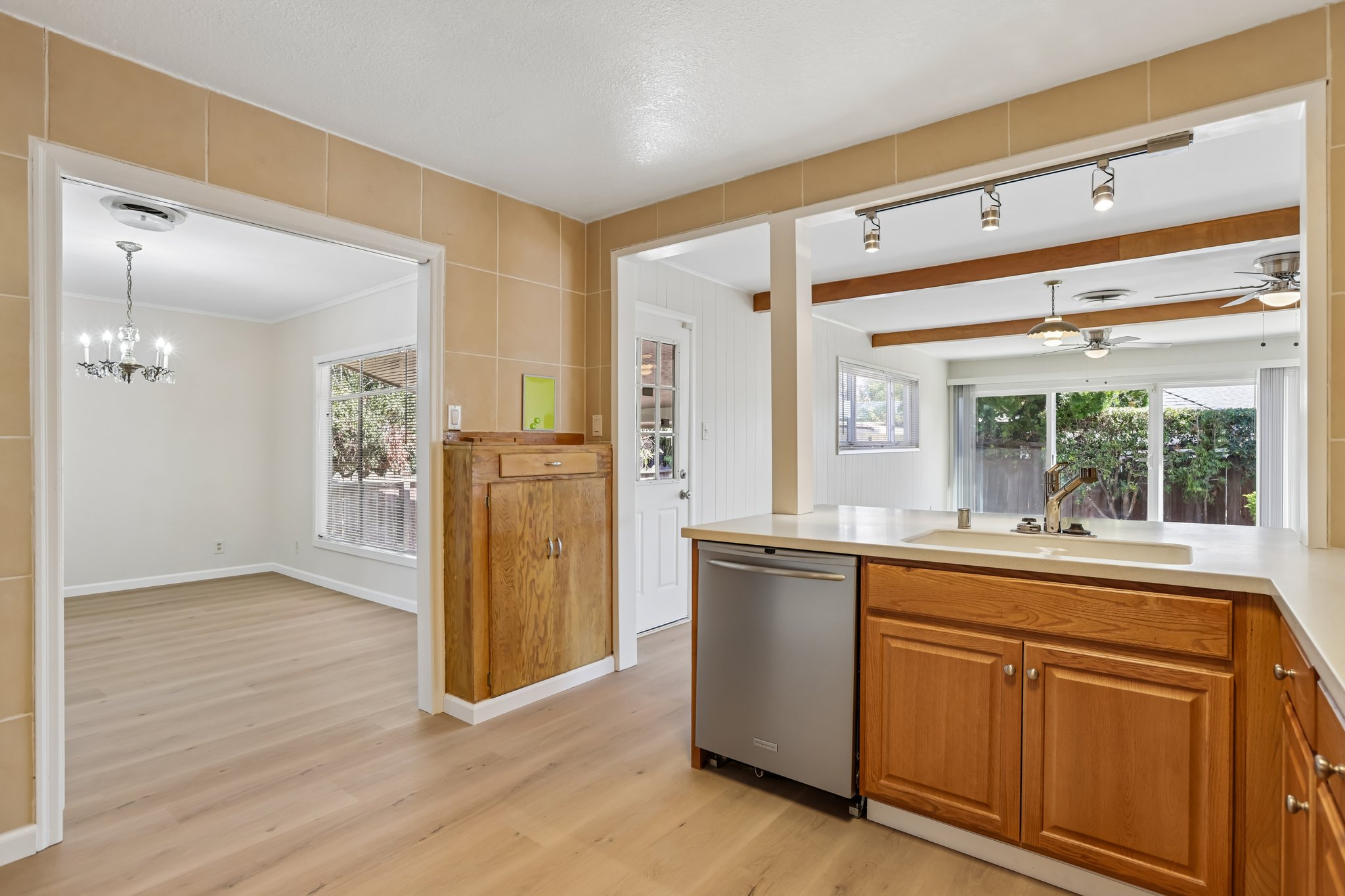  1911 Birch Ave-S0510-024.jpg