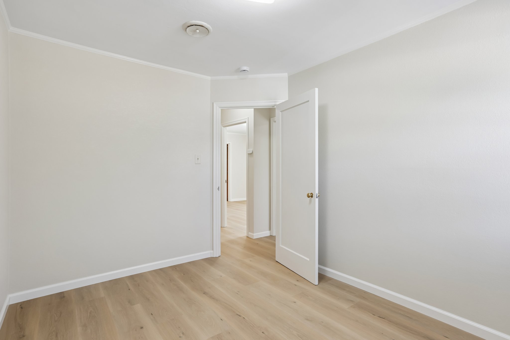  1911 Birch Ave-S0510-026.jpg
