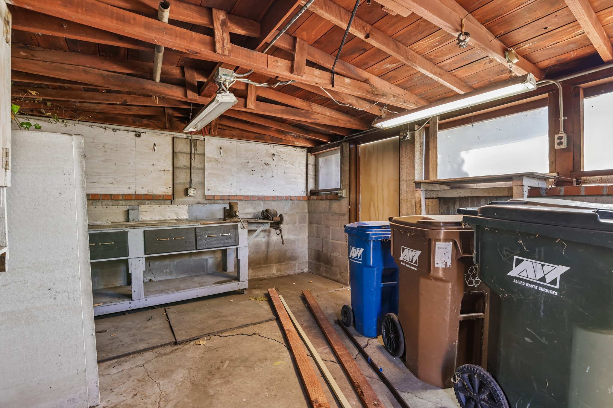  1911 Birch Ave-S0510-040.jpg