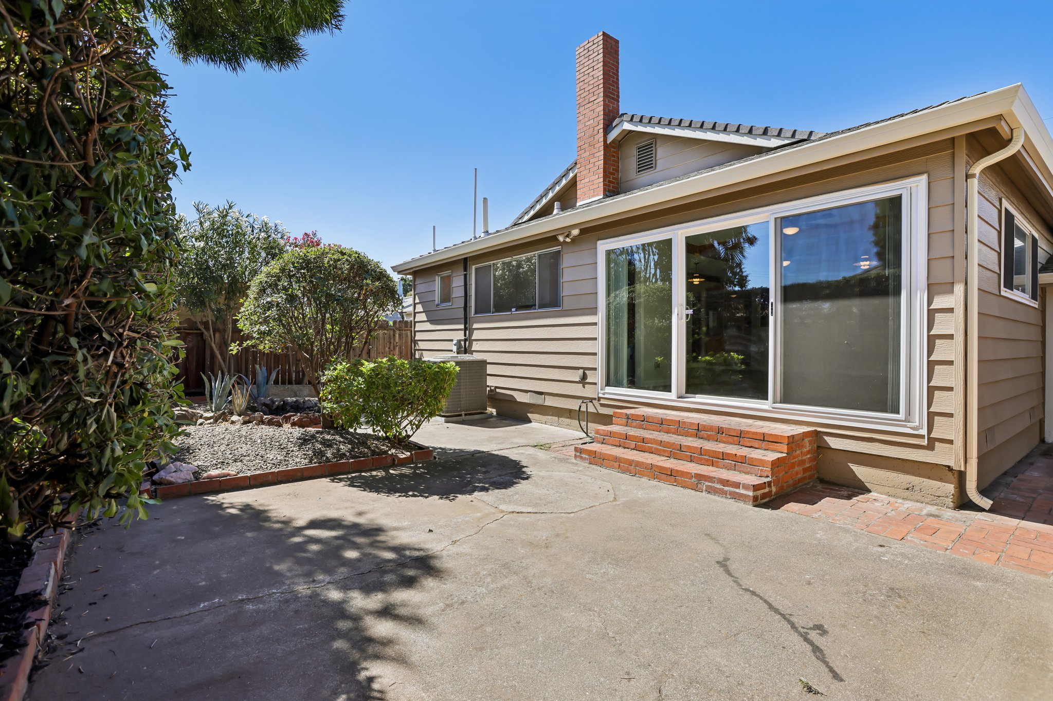  1911 Birch Ave-S0510-048.jpg