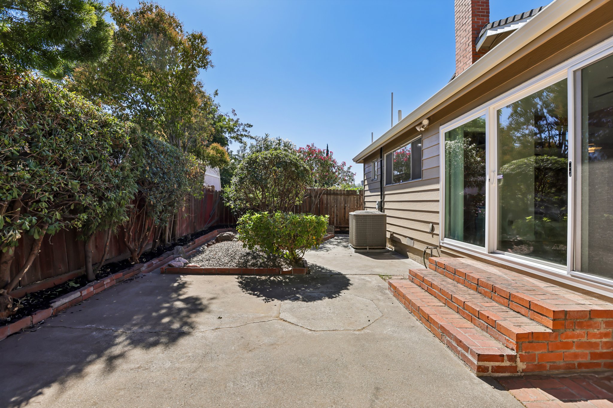  1911 Birch Ave-S0510-049.jpg