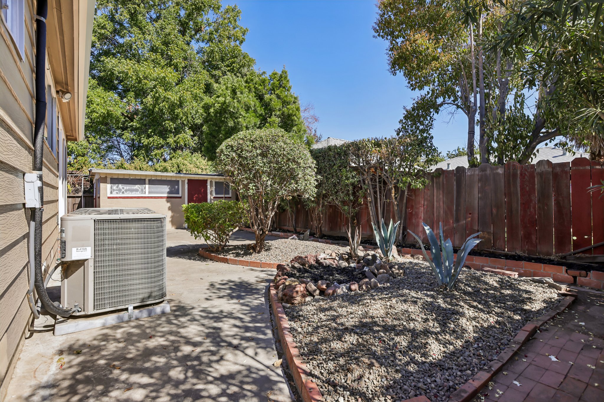  1911 Birch Ave-S0510-050.jpg
