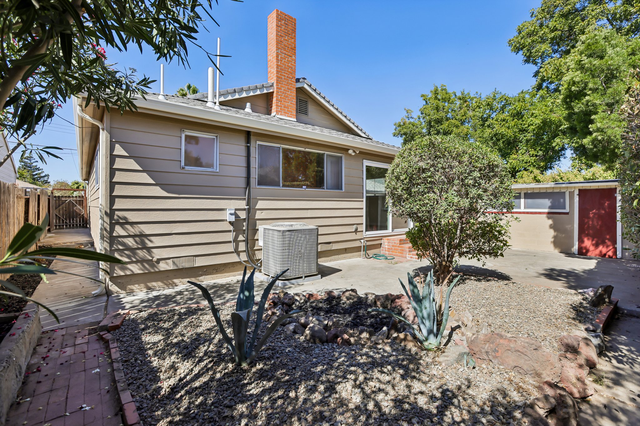  1911 Birch Ave-S0510-051.jpg