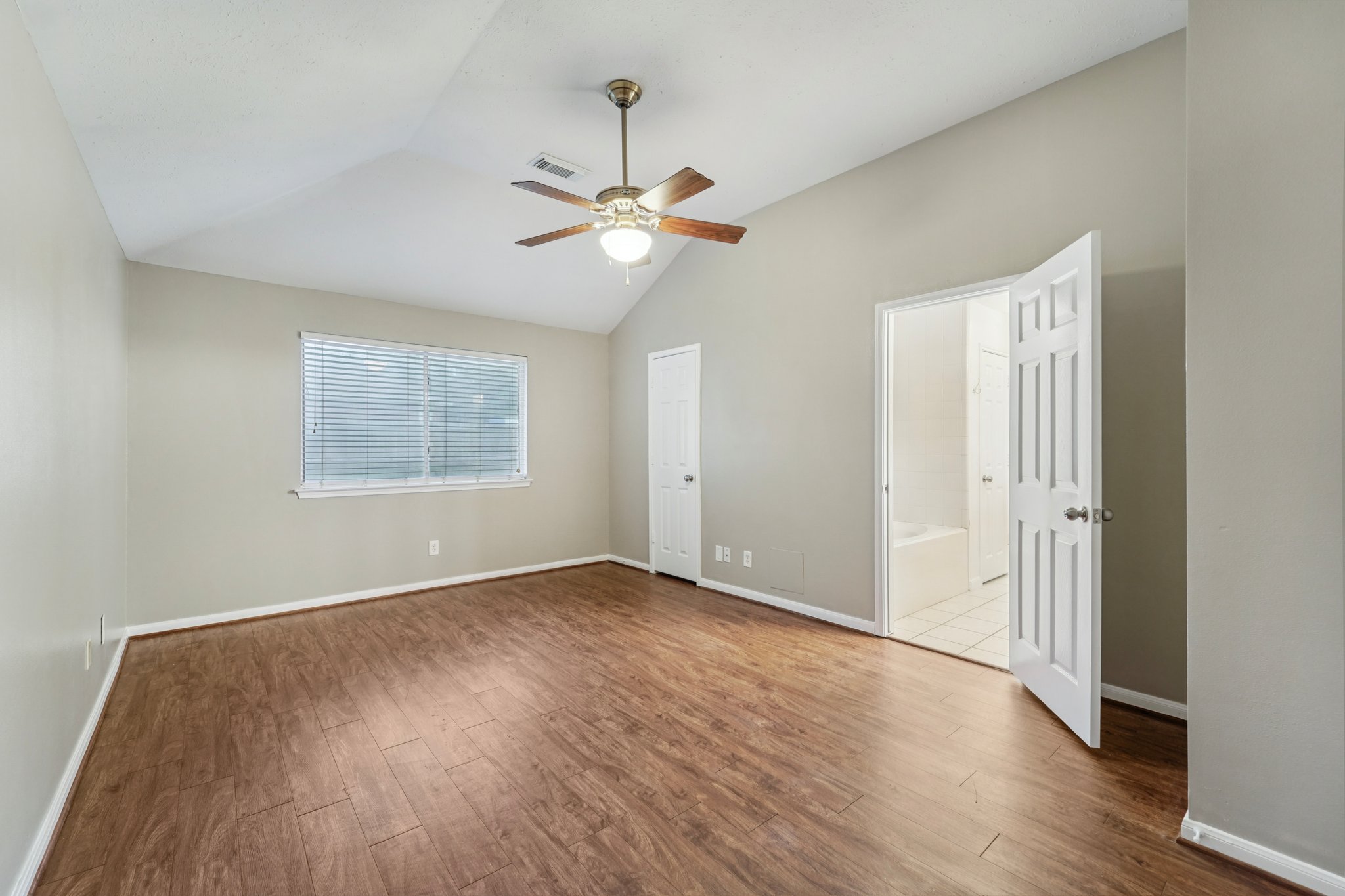 Forest Ridge Dr-1206-023.jpg