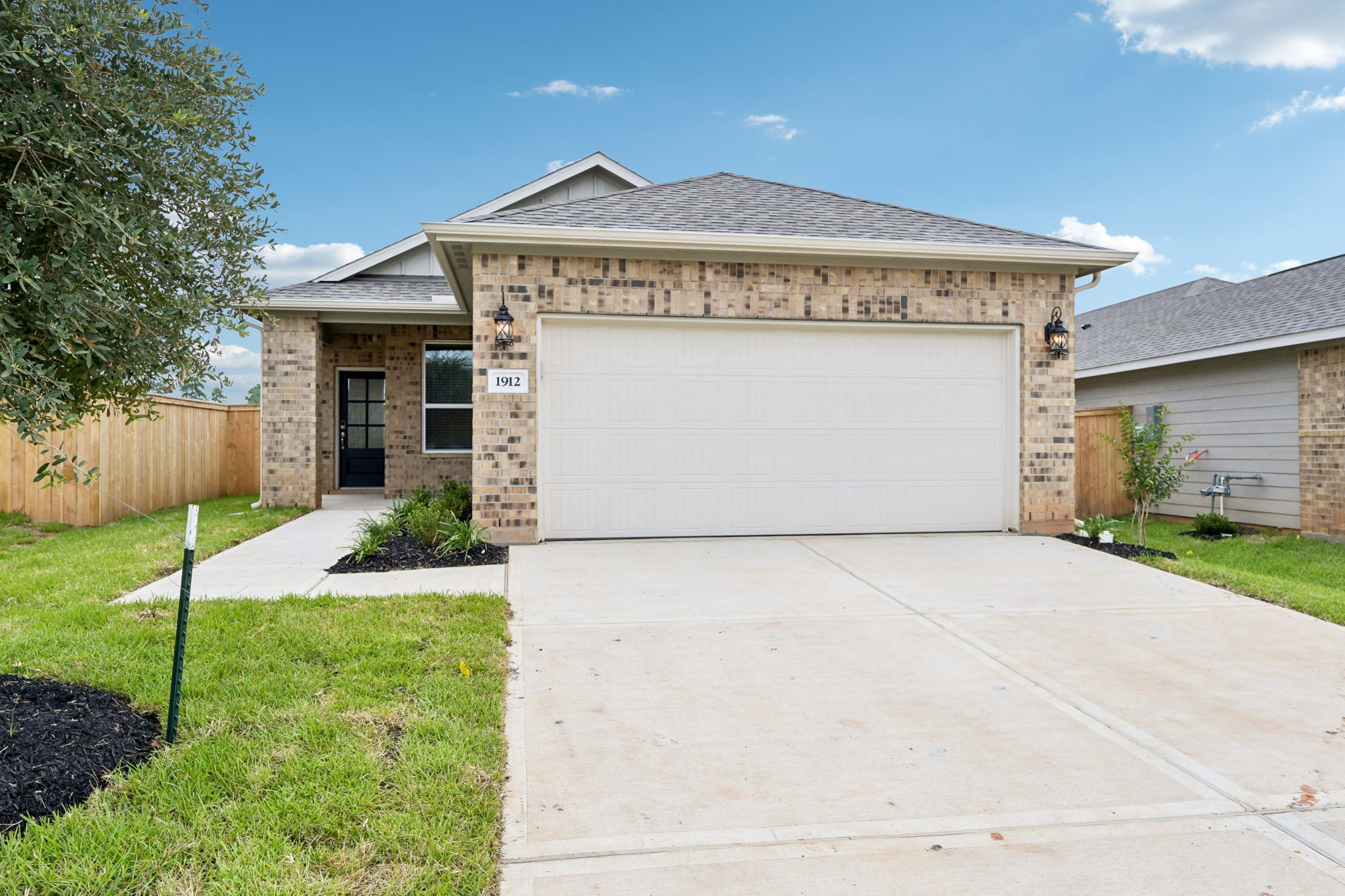 Houston - Montgomery Oaks - 1912 Oregon White Oak Dr, Conroe, TX 77304 - 001