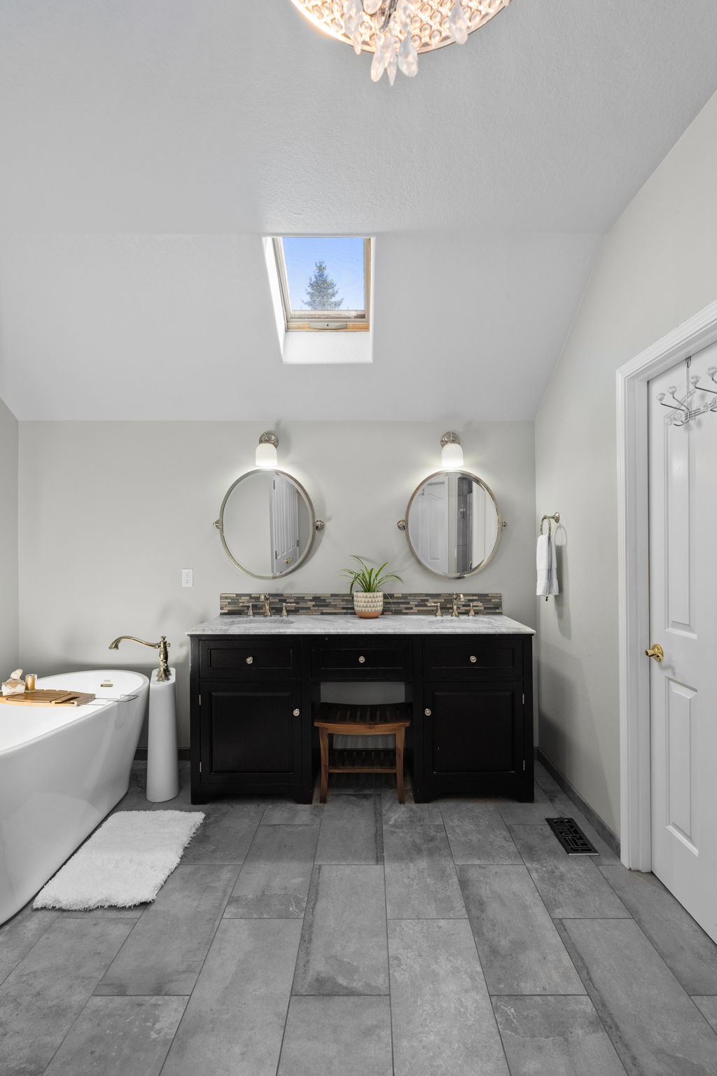 Primary Bedroom Ensuite - Upper