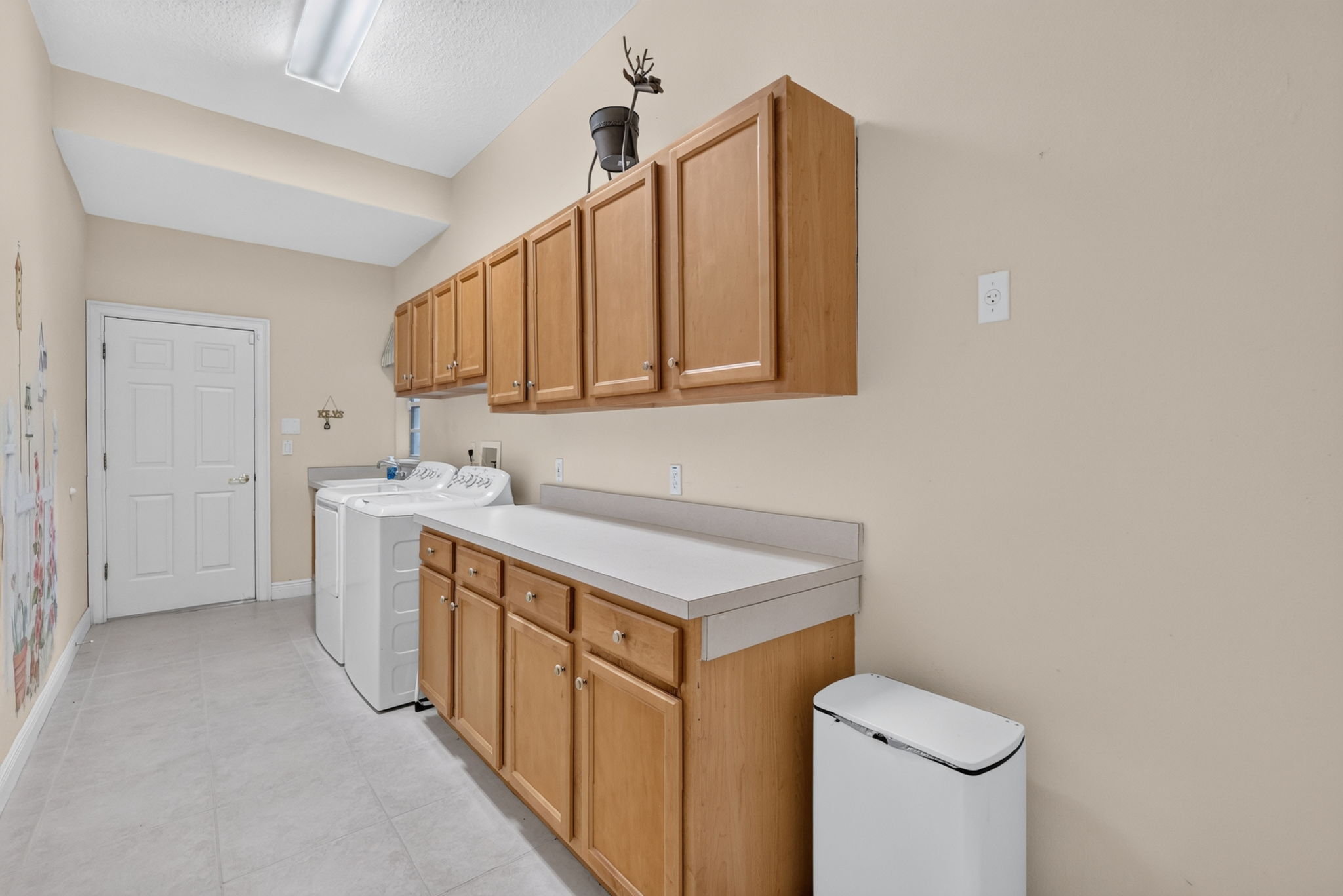 HUGE LAUNDRY ROOM