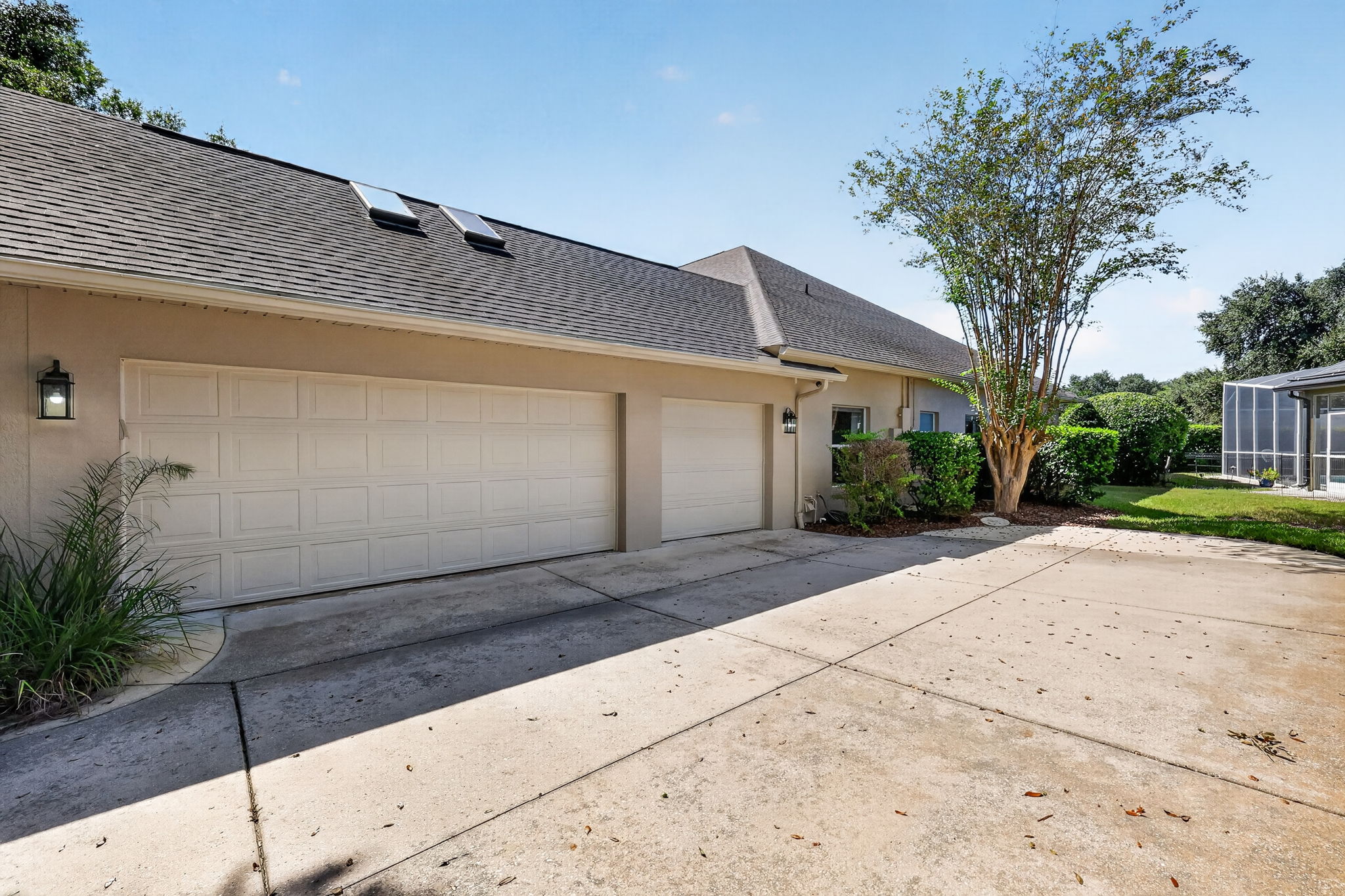 OVERSIZED 3-CAR GARAGE