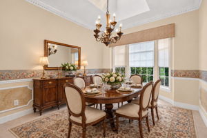 VIRTUALLY STAGED DINING ROOM