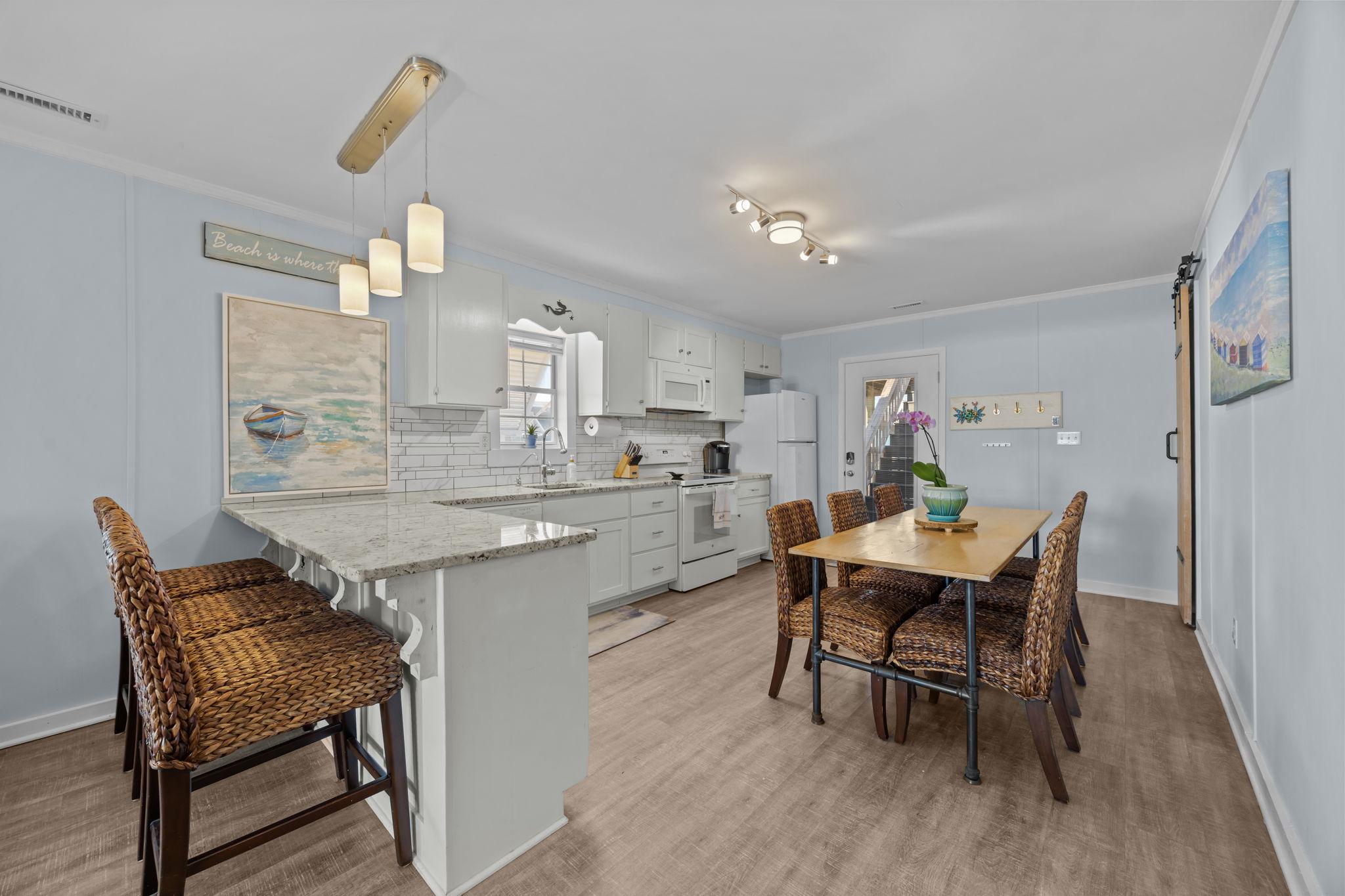 Kitchen/Dining/Eat In Bar