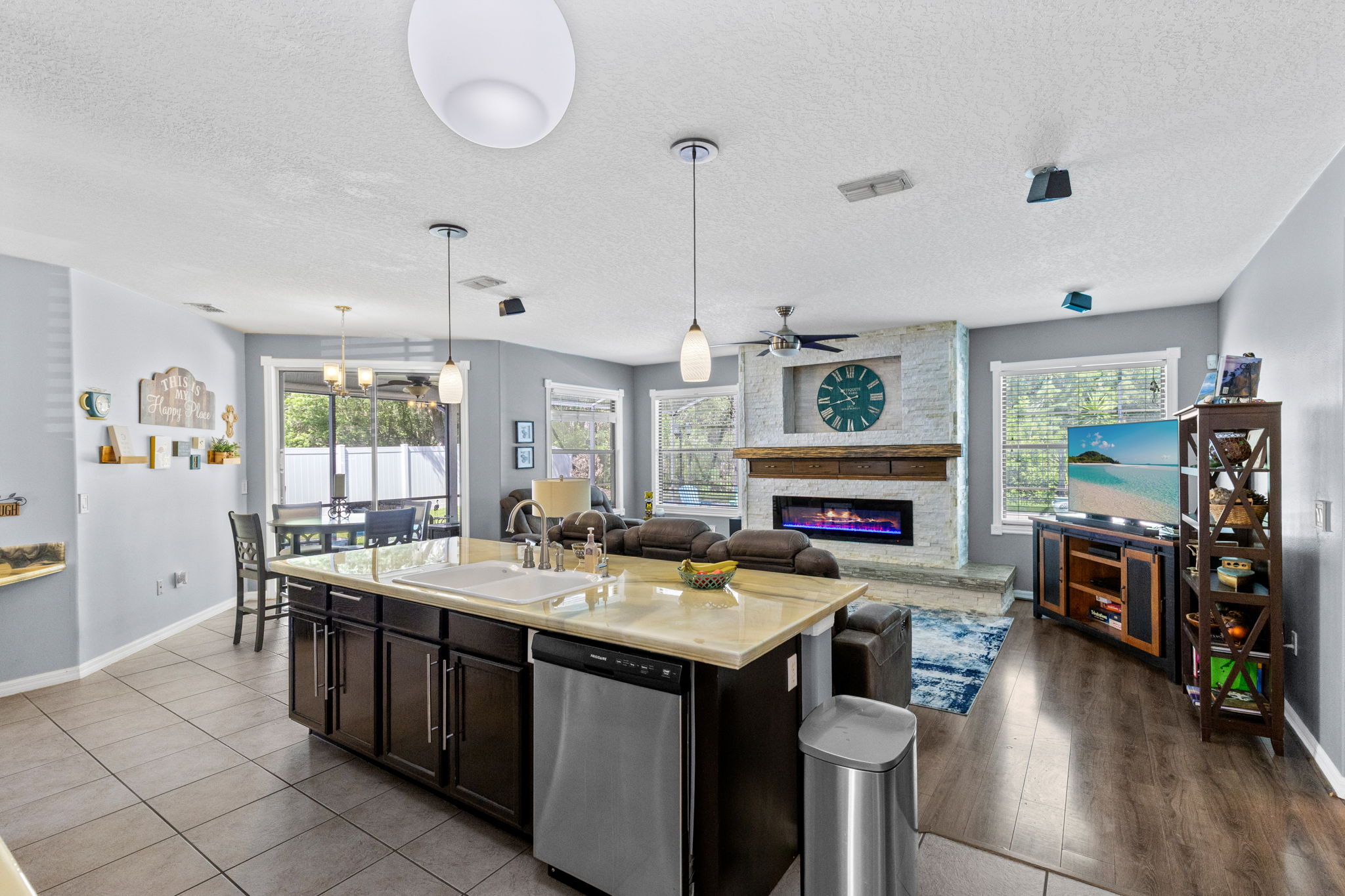 Kitchen/Kitchen Nook/Family Room