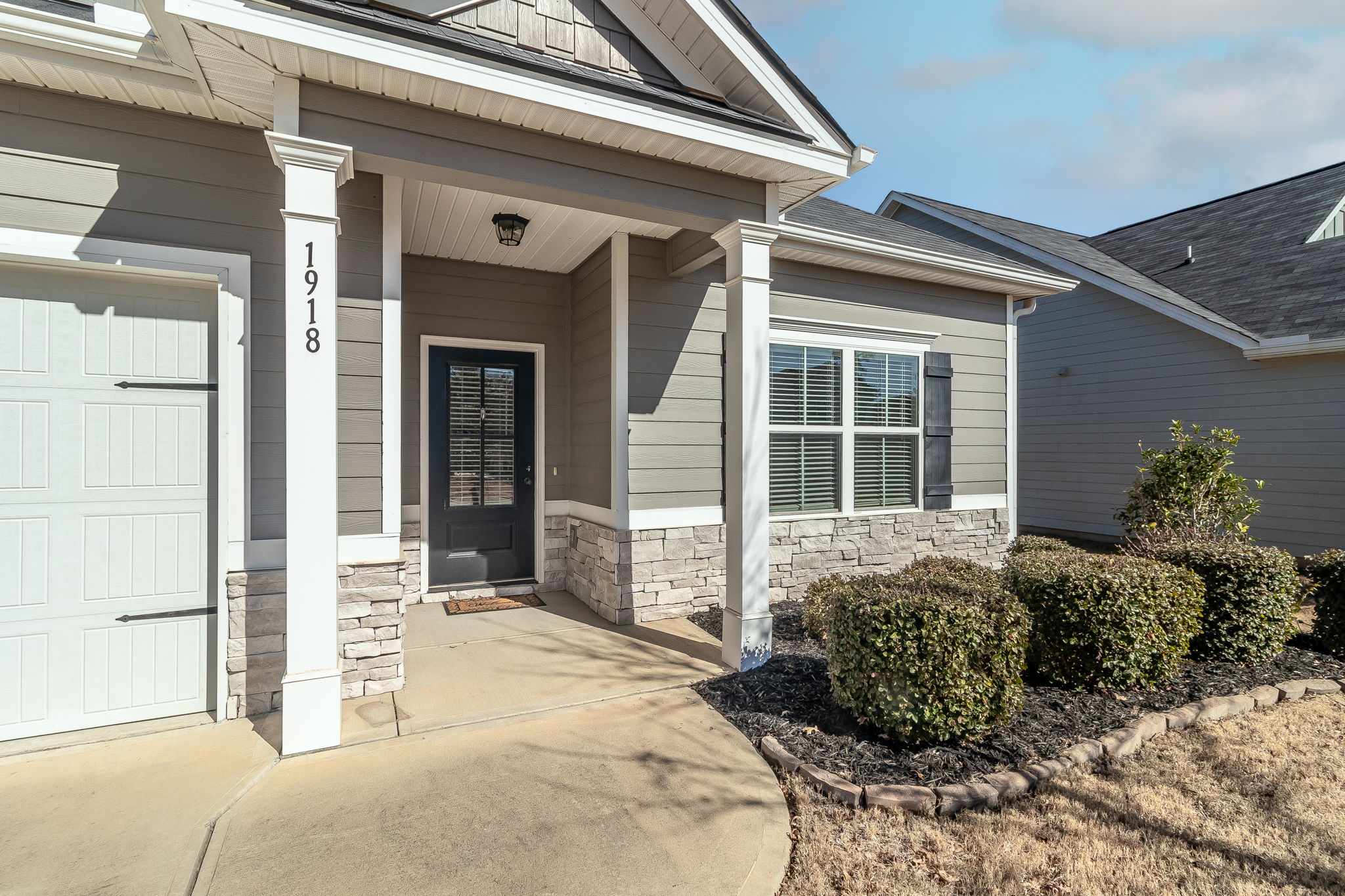 Front Porch/Entrance