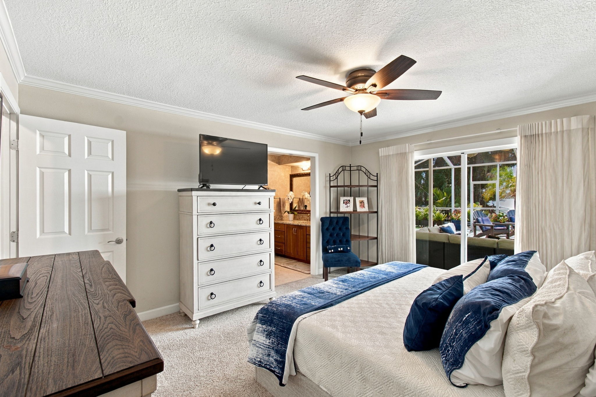 Primary Bedroom - Crown molding