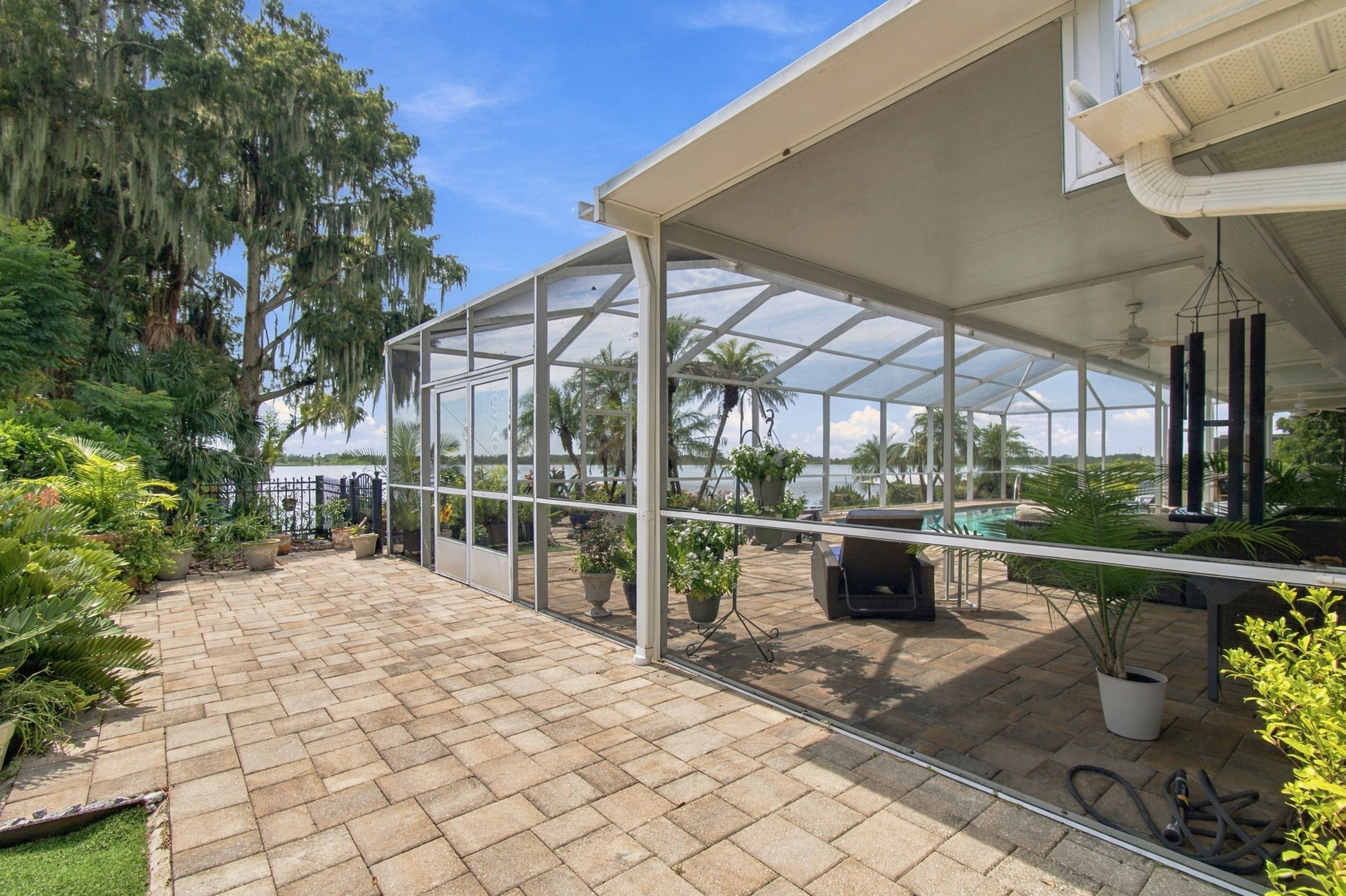 Side garden/dog run - Brick paved walkway