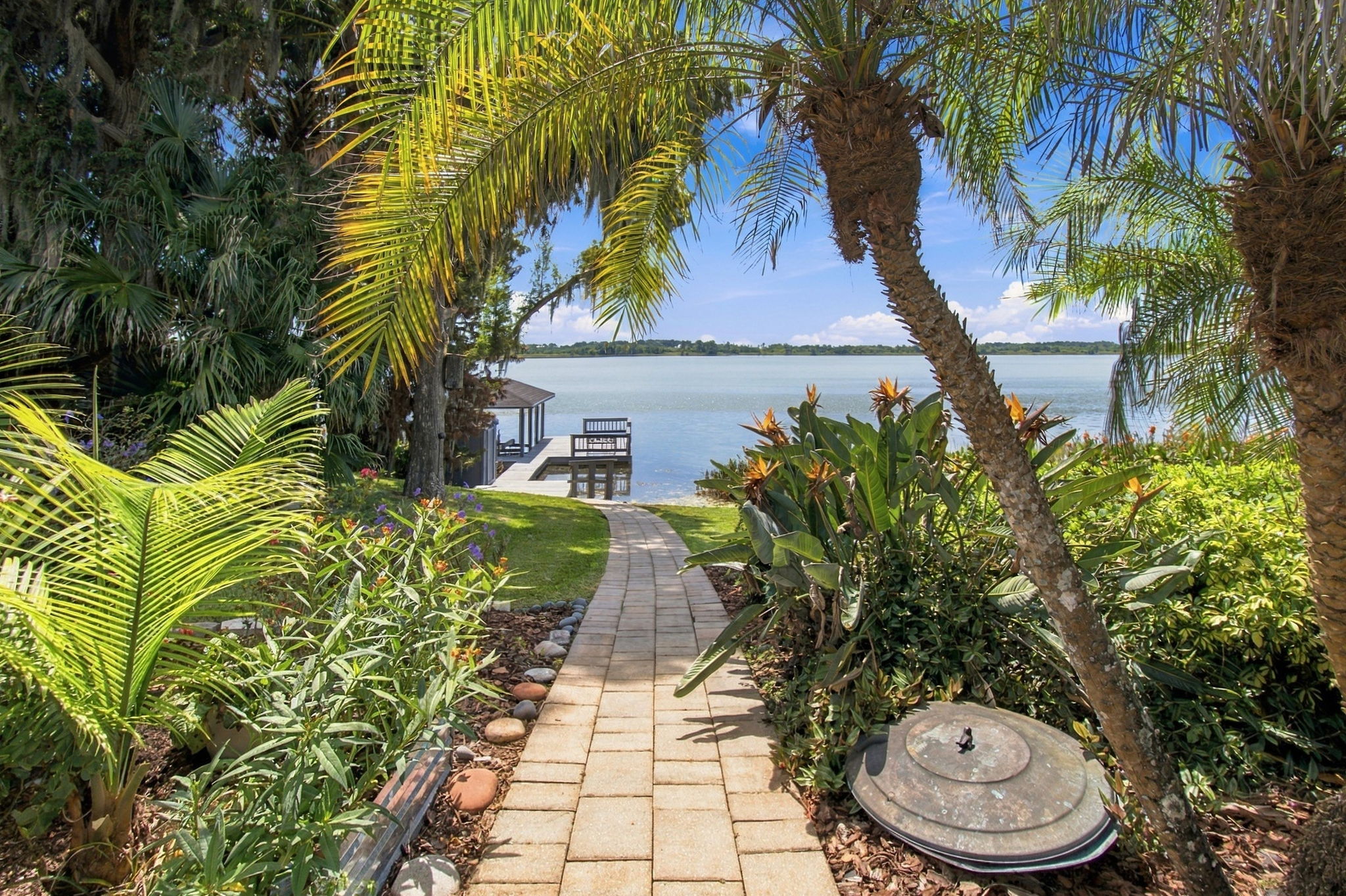 Backyard/walkway to lake - Mature landscape