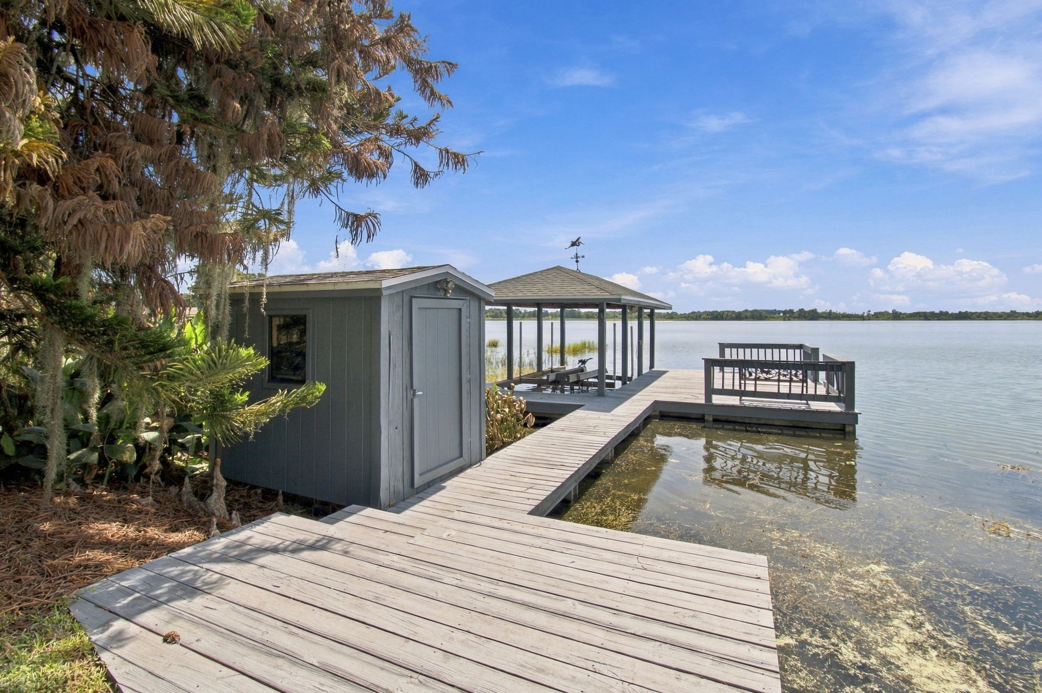 Dock/Boathouse with Lift