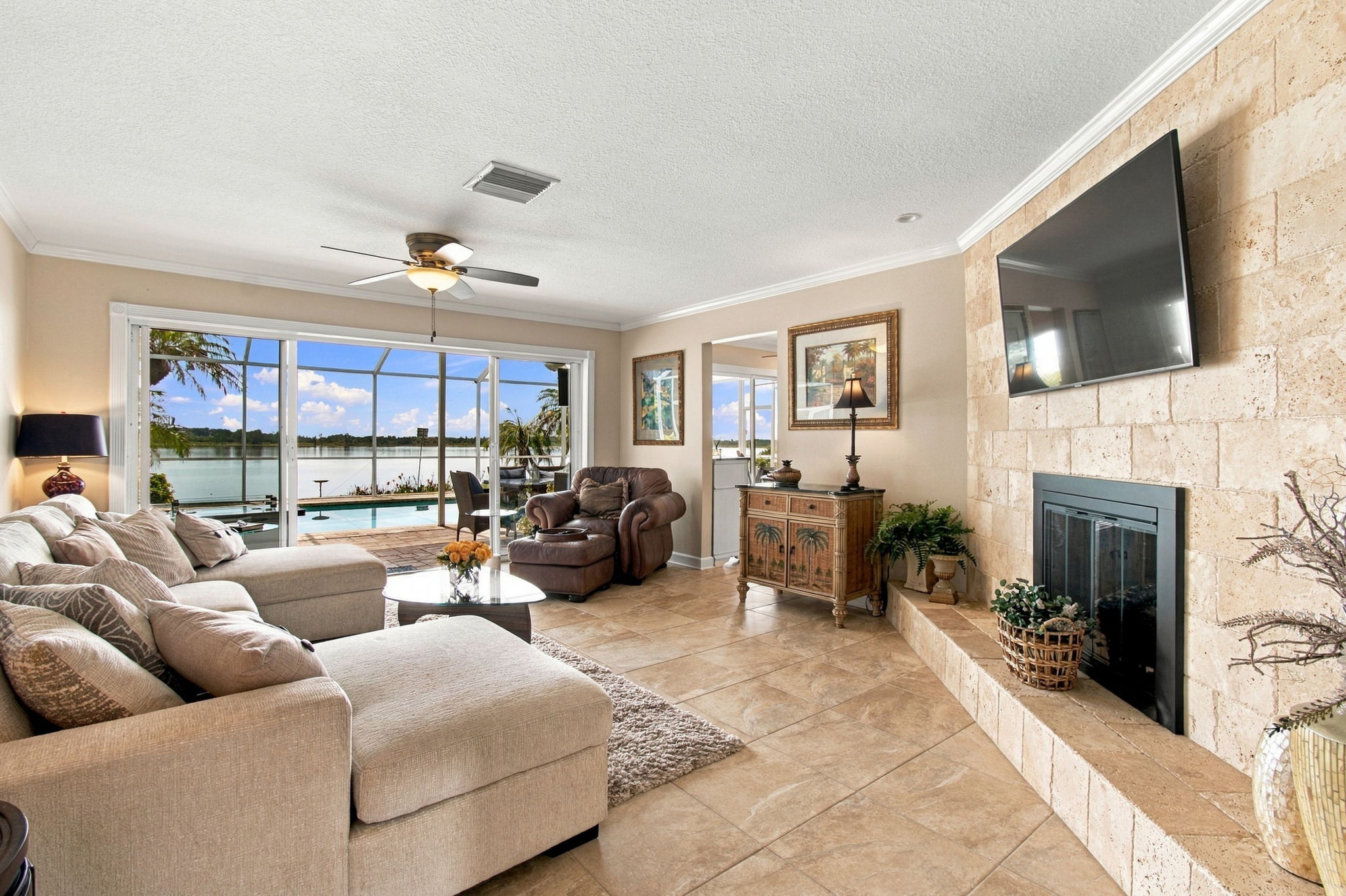 Family room - Crown molding