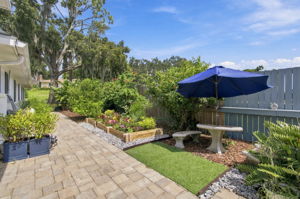 Side garden/dog run
