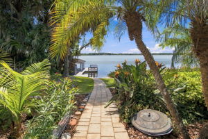 Backyard/walkway to lake - Mature landscape