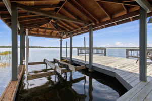 Covered boat lift