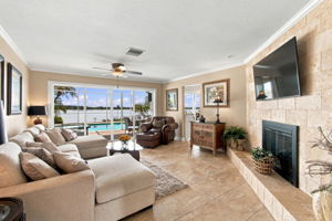 Lakeview family room - Wood burning fireplace