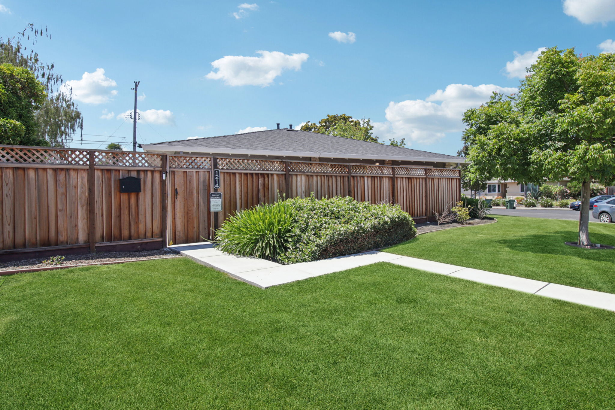 1214 Manchester Dr-L2506-002