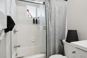 193 Roxbury St-L2506-035